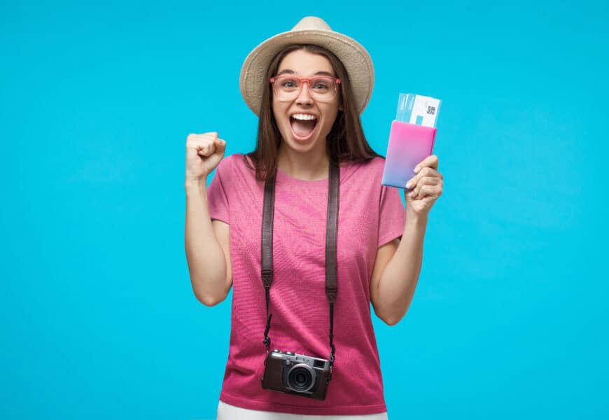 Femme partant en voyage avec des billets d'avion dans les mains