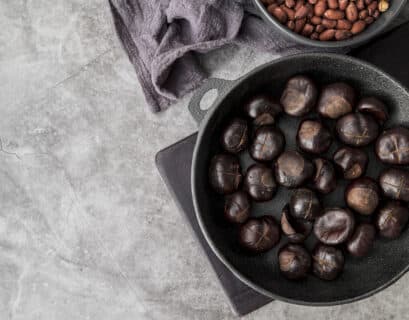 Châtaignes dans une poêle