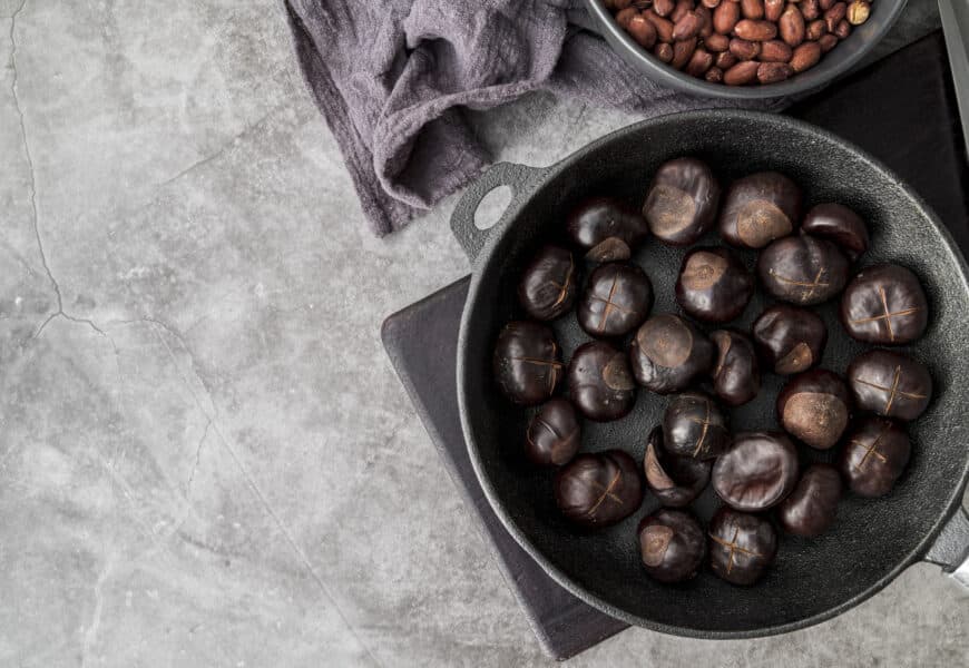 Châtaignes dans une poêle