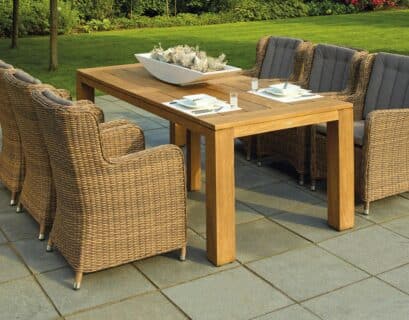Table de jardin avec chaises sur une terrasse sur une dalle béton