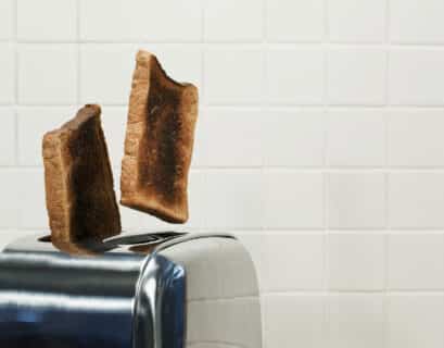 Tranches de pains qui sautent d'un grille-pain