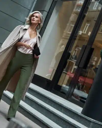 Femme portant un pantalon mode vert