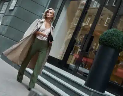 Femme portant un pantalon mode vert