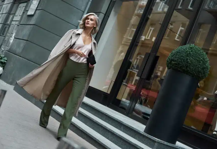 Femme portant un pantalon mode vert