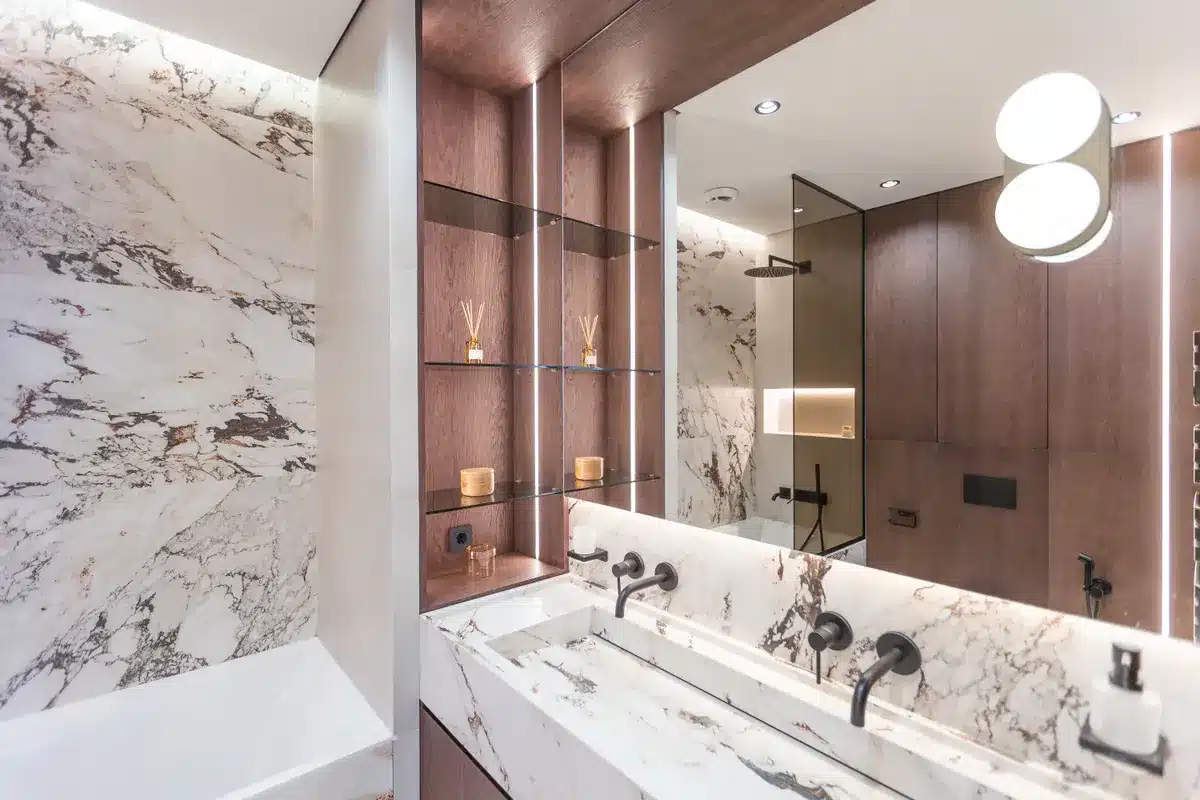 Lumière LED dans une salle de bain confortable