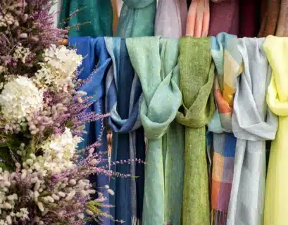 Echarpes sur un stand de marché