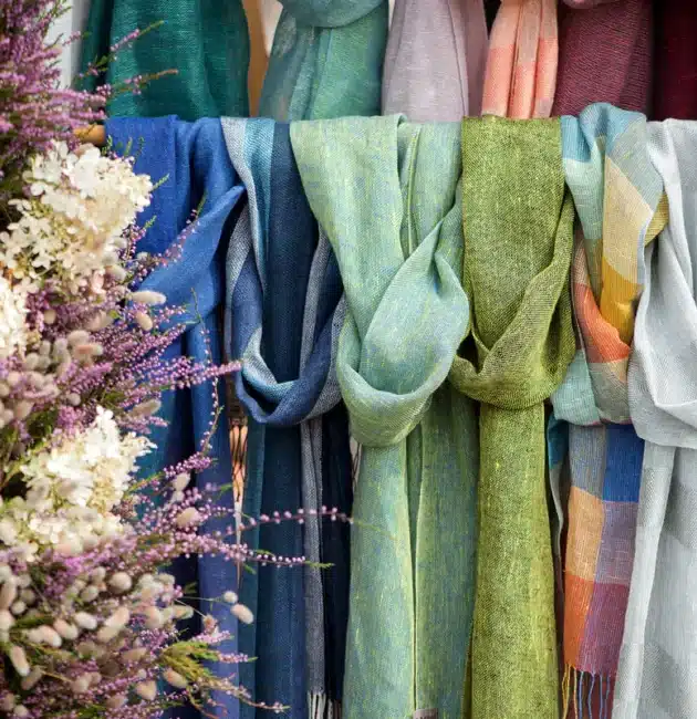 Echarpes sur un stand de marché