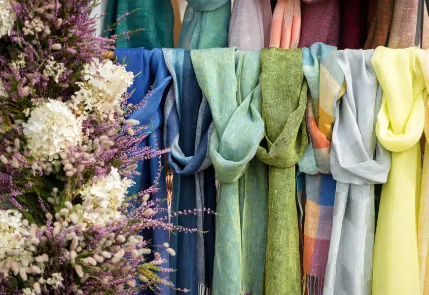 Echarpes sur un stand de marché