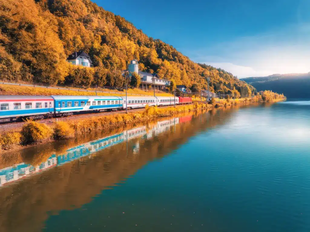 Train traversant les Alpes pendant un voyage en Europe