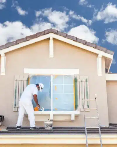 Peintre à Montpellier repeignant une façade de maison