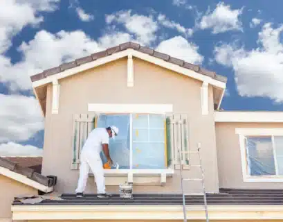 Peintre à Montpellier repeignant une façade de maison