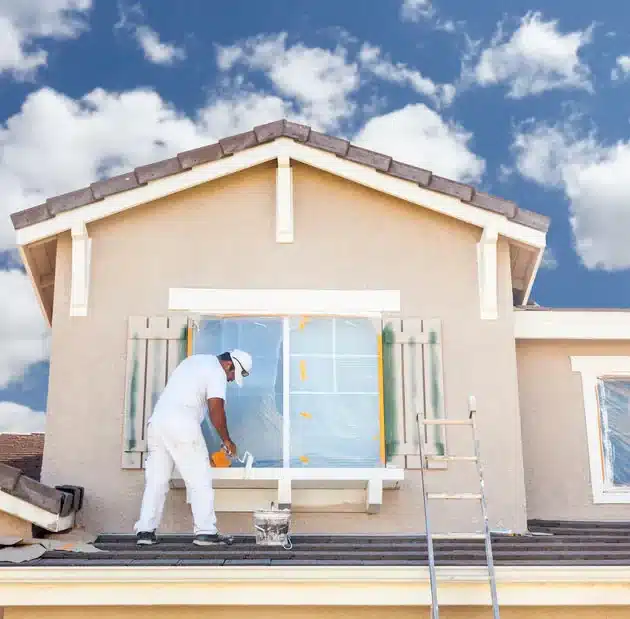 Peintre à Montpellier repeignant une façade de maison