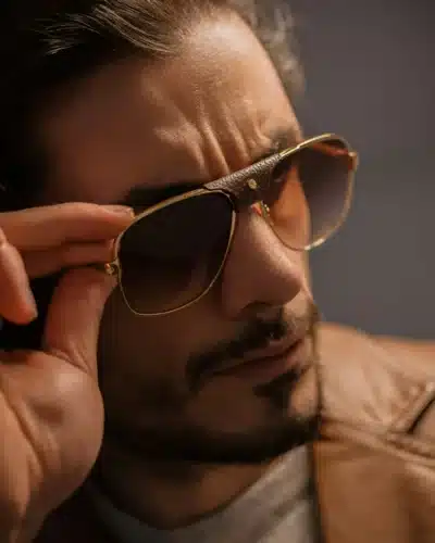 Homme portant des lunettes de soleil vintage