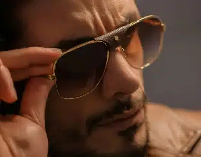 Homme portant des lunettes de soleil vintage