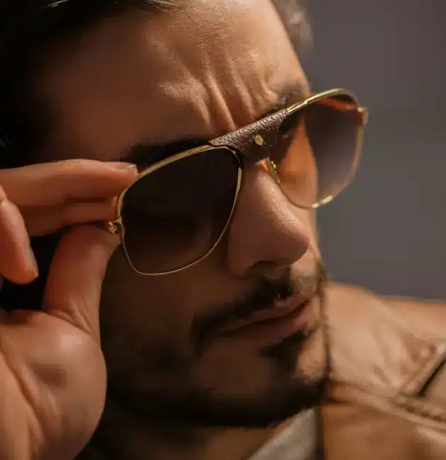Homme portant des lunettes de soleil vintage