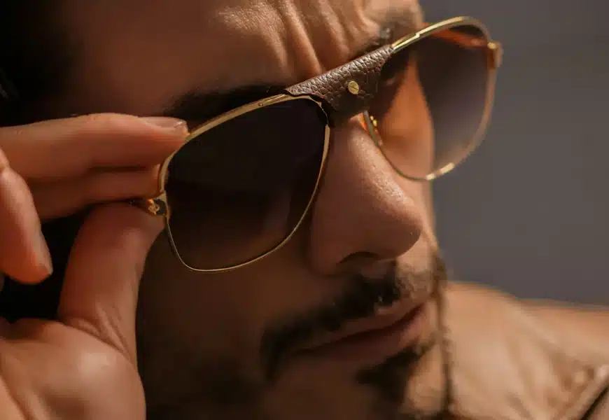 Homme portant des lunettes de soleil vintage