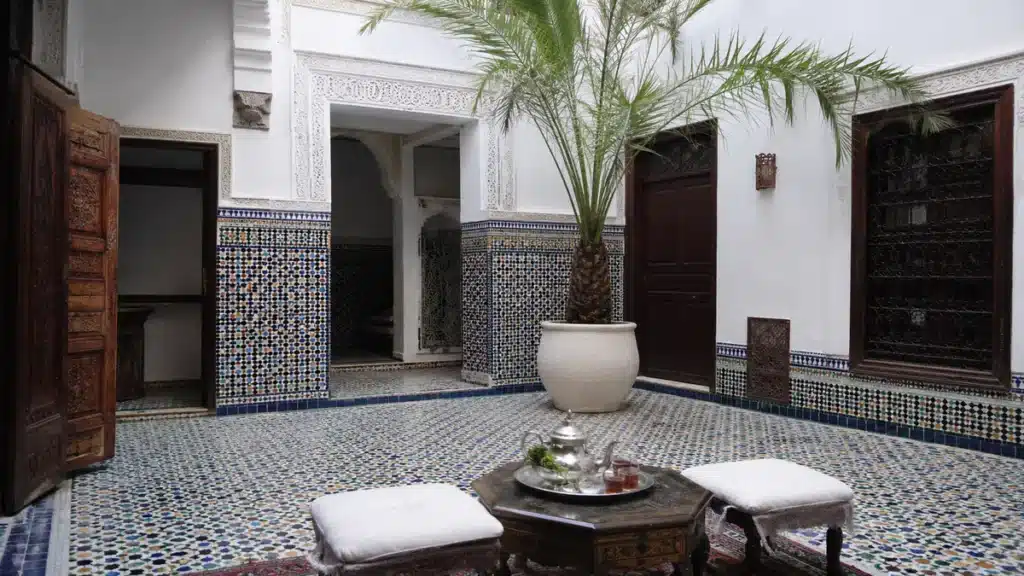conciergerie Airbnb au Maroc, cour intérieure d'un riad préparée pour l'accueil des voyageurs