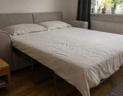 canapé convertible à demi déplié dans un salon