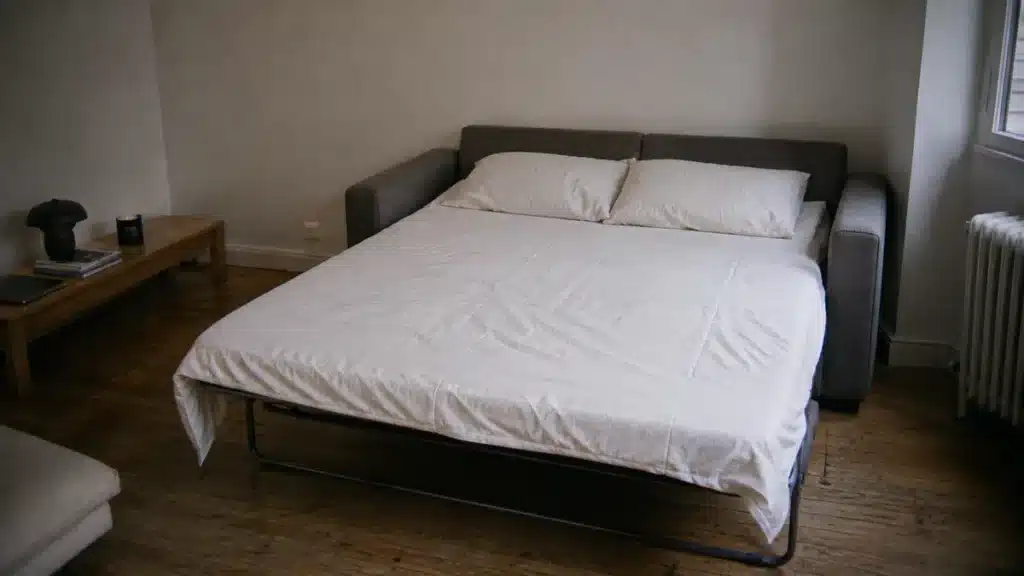 canapé convertible ouvert avec son matelas déplié dans un salon